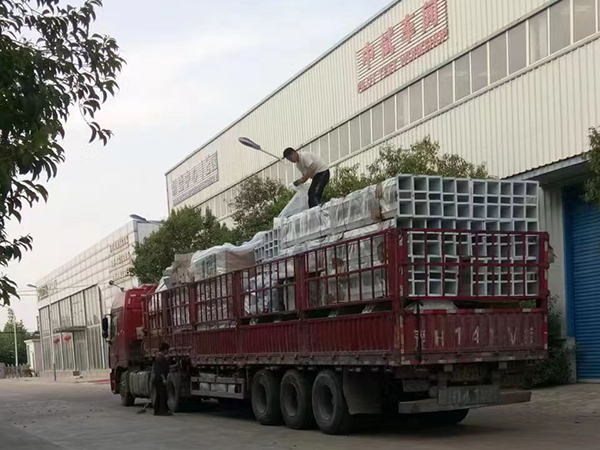 日產(chǎn)300噸<a href=http://www.belaedu.com.cn/product/ target=_blank class=infotextkey>玉米深加工設(shè)備</a>發(fā)貨現(xiàn)場